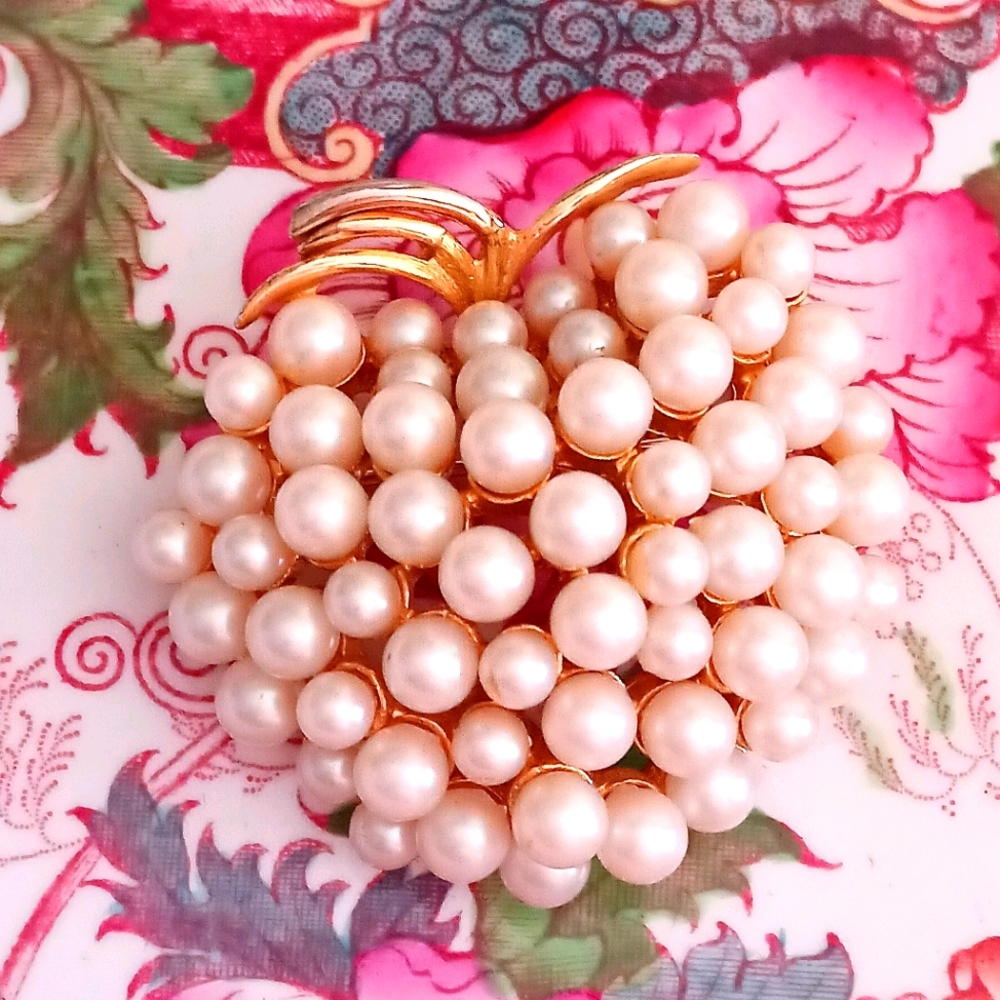 BEAUTIFUL, VTG DOME SHAPED FAUX PEARL BROOCH!